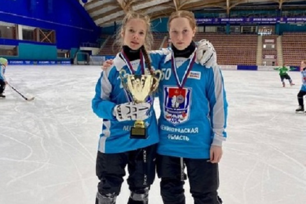 Школьницы из Всеволожска завоевали "серебро" на Всероссийских соревнованиях по хоккею с мячом