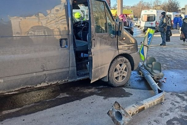 Шесть человек пострадали при ДТП с микроавтобусом в Красном Селе. В тяжелом состоянии - двое детей