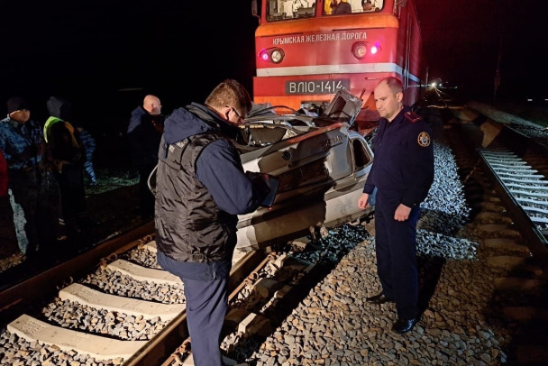 Авария в Крыму задержала два поезда — в Петербург и Москву. Погибли четыре человека