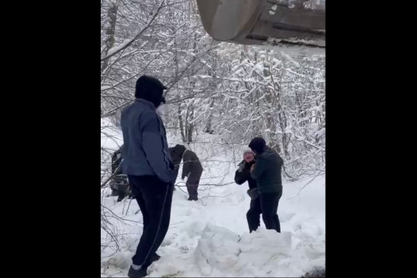 Видео: Активисты вышли против трактора ради парка Вероярви в Токсово