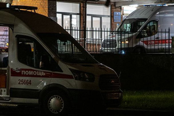 Рено влетела в грузовик на М-10 у Красного Бора, в больнице трое детей и женщина