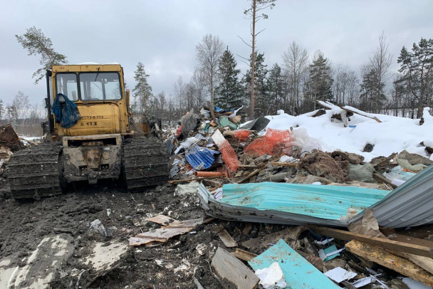 Грузовик и бульдозер поймали за разгрузкой отходов в Ульяновке – фото и видео
