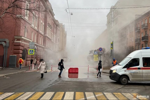 Пять человек пострадали при прорыве трубы в центре Петербурга
