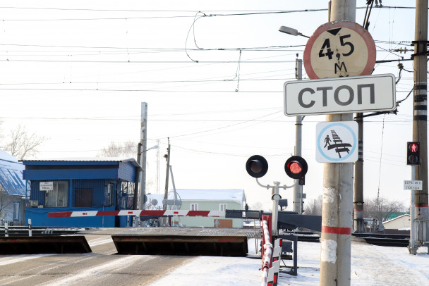 Водитель «Фольксвагена» скончался после тарана шлагбаума железной дороги под Волосово