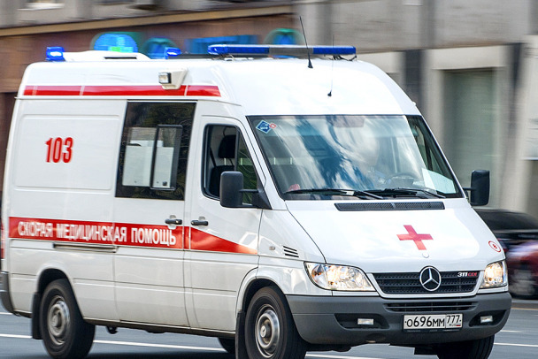 Renault перевернулась в кювете на Скандинавии, пострадали женщина-водитель и трое детей - фото