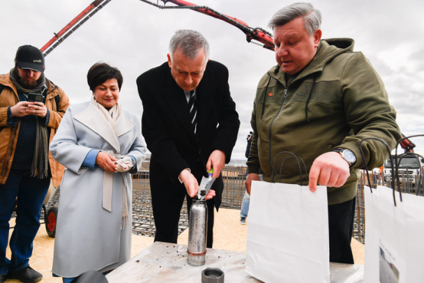 Капсула с землей Донбасса легла в фундамент мемориала мирным жителям, убитым в Великую Отечественную, под Гатчиной