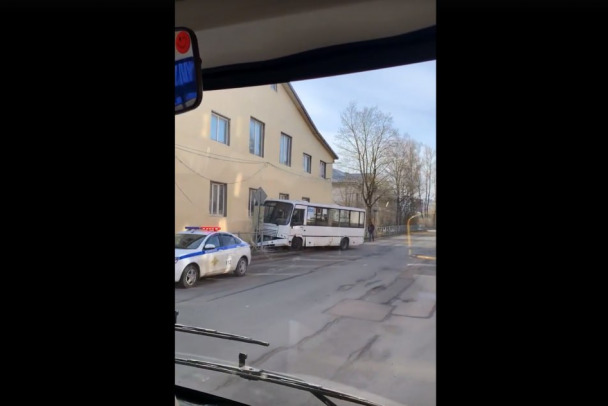 В Коммунаре автобус въехал в дом, пострадала пассажирка - видео