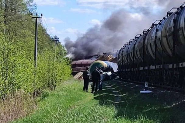 В Брянской области сошел с рельсов и загорелся груженный нефтепродуктами и лесом поезд
