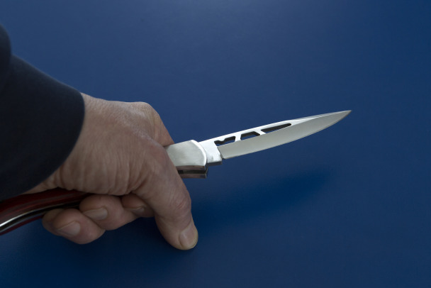 Офис микрозаймов во Всеволожске ограбил вооружённый ножом в медицинской маске