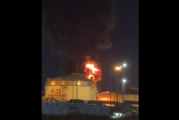 Резервуар с нефтепродуктами горит в Краснодарском крае. По данным СМИ, пожар возник после падения беспилотника