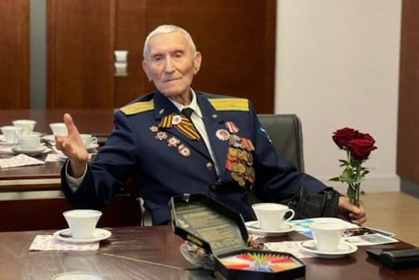 Губернатор Ленобласти подарил квартиру 100-летнему летчику Георгию Лончакову