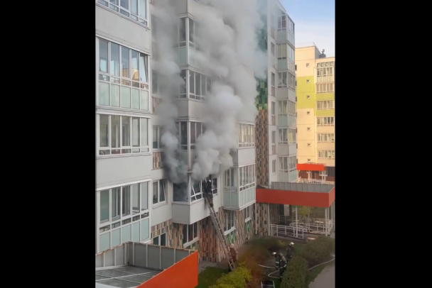 Видео: дым валил с балкона 7-этажки в Янино