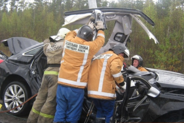 В Кобрино спасатели по пути в пожарную часть помогли водителю опрокинувшейся Киа