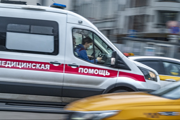 В Сосновом Бору 2-летний мальчик попал в реанимацию, упав с высокого парапета
