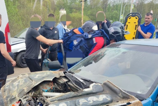 Водителя вызволяли из Хонды после массовой аварии у Форносово  фото