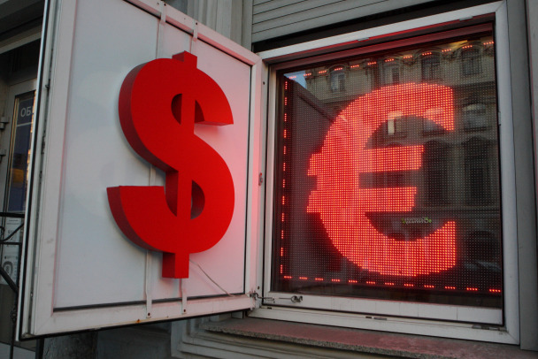 В России выросло в разы число жалоб на обмен валюты в банках