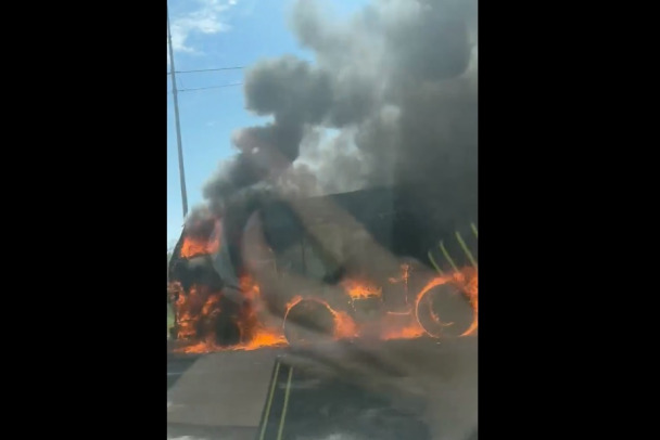 Грузовик испустил столб черного дыма и пламя на Коле - видео