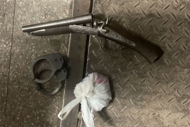 В подсобке супермаркета во Всеволожске нашли рюкзак с обрезом и наручниками