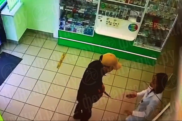 Напавшего на аптеку с ножом ради 1200 рублей в Мурино ищет полиция