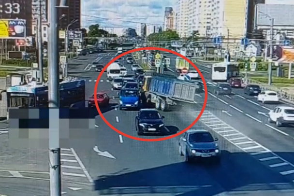 Видео: как грузовик на юге Петербурга влетел в 10 легковушек на встречке