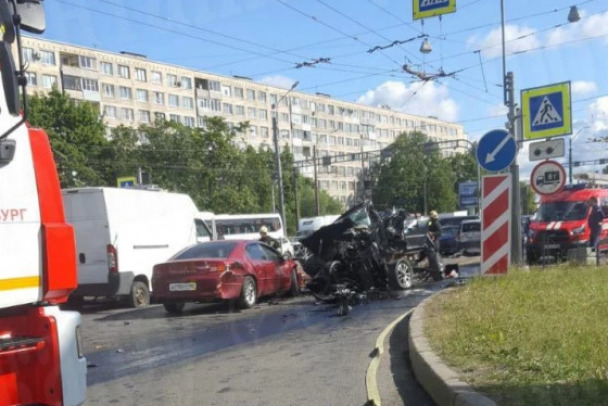 В массовом ДТП на Софийской улице в Петербурге пострадали 7 человек, двое пострадавших - дети