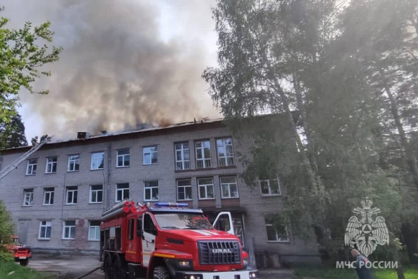 В Новосибирске полыхает здание клинической больницы. Пациентов эвакуировали