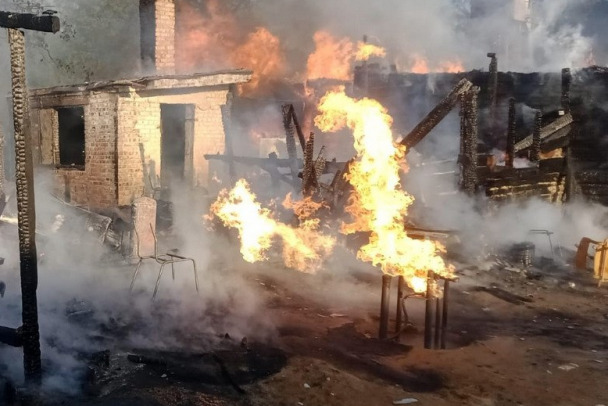 Пять газовых баллонов вытащили спасатели из горящего дома в Керново  фото