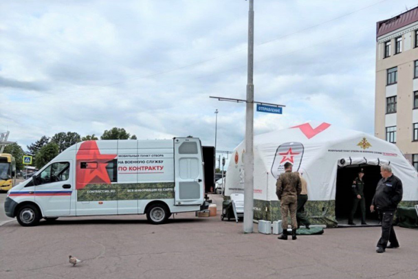 Армейская палатка у автовокзала. Выборг принимает мобильный комплекс набора контрактников в армию
