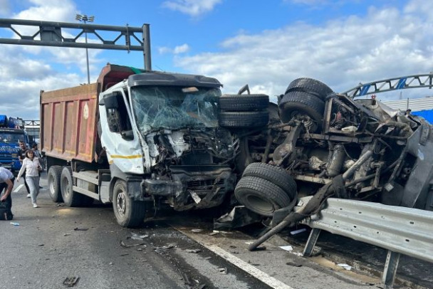 В массовой аварии на КАД у Мурино погиб водитель КамАЗа