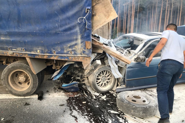 На КАД BMW влетела в грузовик и загорелась, в больнице водители - фото