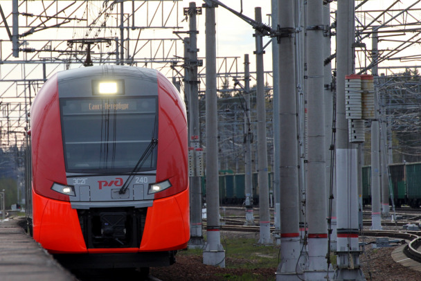 Поезд из Петербурга в Оредеж задержался на полтора часа из-за шума в вагоне и зацепинга