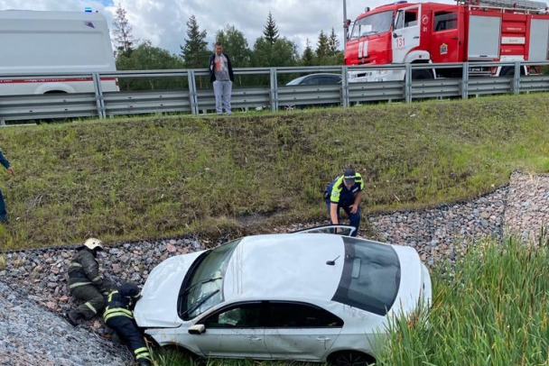 Под Кировском Volkswagen приземлился в кювете, водитель госпитализирован