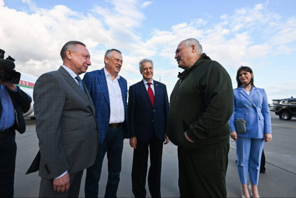 «По добрым отношениям и традиции». Губернатор Дрозденко встретил президента Александра Лукашенко (фото)