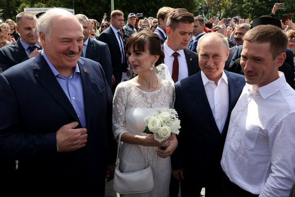 Побыл "женихом", подержал ребенка на руках. Путин и Лукашенко "сходили в народ" в Кронштадте