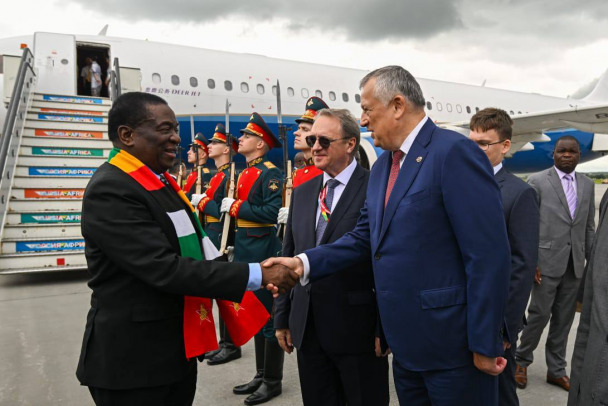 Фото: Дрозденко пожал руки руководству Зимбабве и Эфиопии 