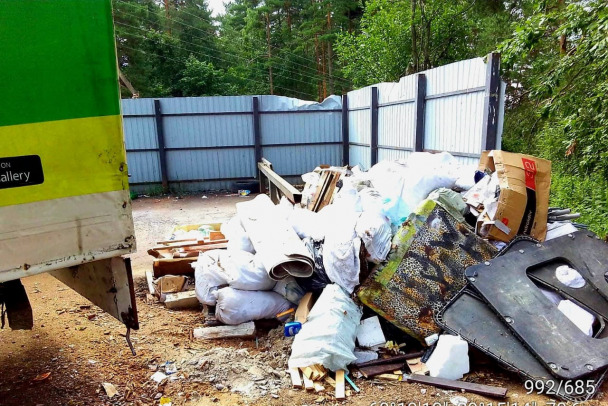 Машина с эмблемой "Грузовичкоф" скинула мусор в поселке под Выборгом (фото)