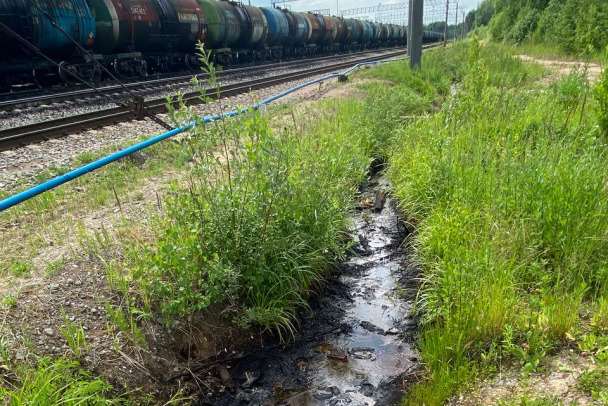 Девять тысяч тонн нефтепродуктов разлились у ж/д станции в Киришах, на месте превышены ПДК (фото)