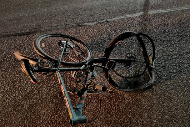 Момент выезда велосипедиста под колеса BMW под Тосно попал на камеру (видео)