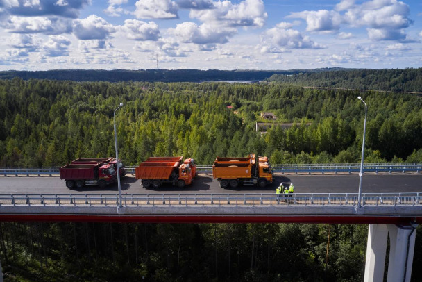 Над Свирью 300 тонн грузовиков проверят новый мост и нервы главного инженера (фото, видео)