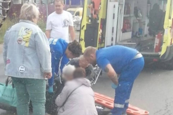 Мотоциклист сбил пенсионерку в Янино (фото)