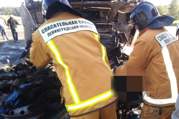 Спасатели деблокировали двоих погибших в ДТП с грузовиком на «Сортавале»