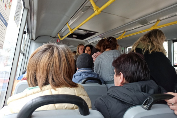 В Гатчине мужчина крутил в автобусе музыку с мобильника. На просьбу сделать потише – убил