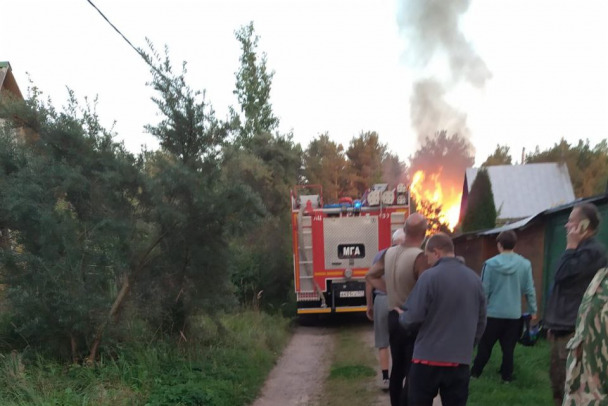 Фото и видео: Огонь охватил два дома в садоводстве под Кировском