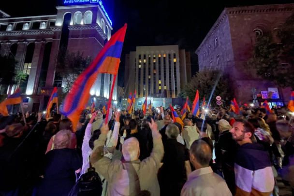 После столкновений у здания правительства в Ереване госпитализированы несколько человек