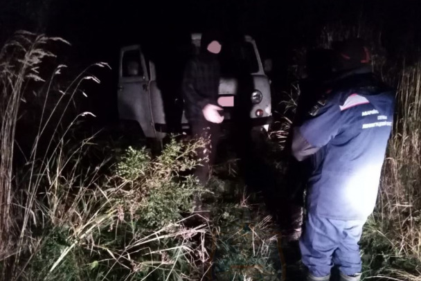 Спасатели Ленобласти помогли пенсионеру и попавшим в беду автомобилистам выбраться из леса