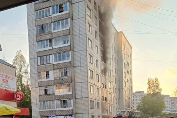 Фото и видео: В девятиэтажке Тихвина загорелась проводка. Жильцов эвакуировали