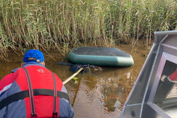 Из Новоладожского канала подняли тело мужчины с перевернутой лодки