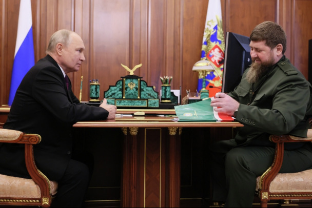 Путину вручили высший орден Чечни, которым наградили 16 лет назад