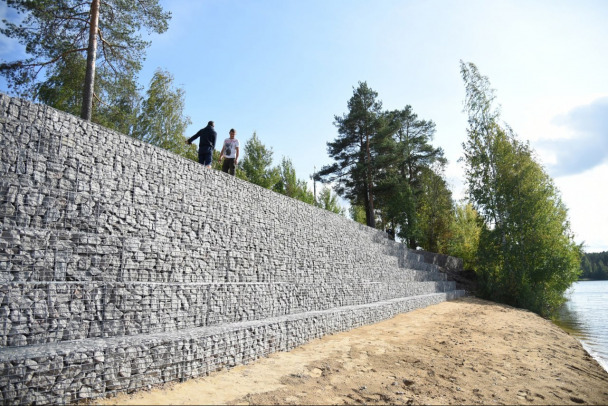 Фото: В Сосновом Бору многоярусная стена держит дорогу от обрушения в карьер «Северный»