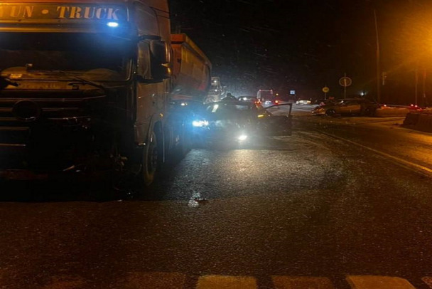 Фото: На «Скандинавии» грузовик врезался в две легковушки на светофоре. Есть пострадавшие